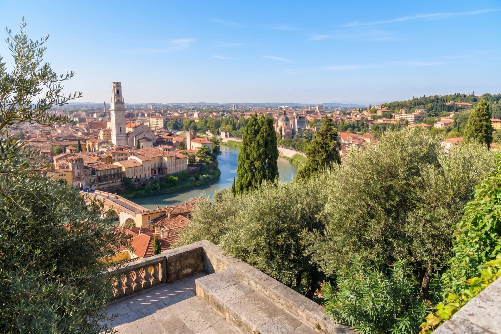 Piazza delle Erbe a Verona nella luce del mattino